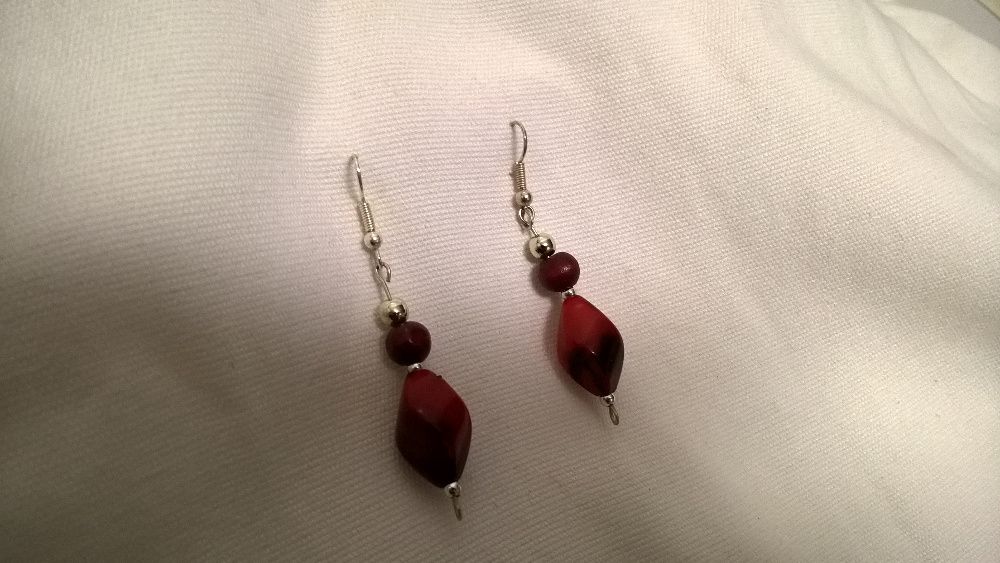 Brincos compridos pretos, vermelhos e castanhos (portes incluídos)