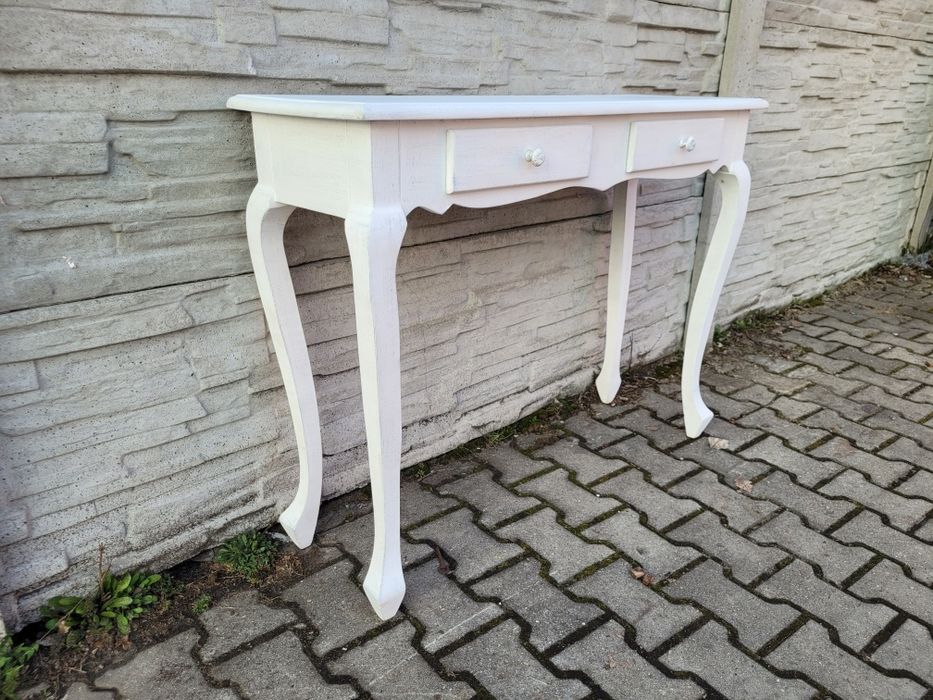Elegancki  stolik-konsolka.