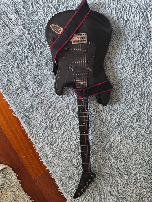 Guitarra elétrica dos anos 90, vendida no estado em que está.