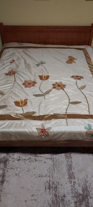 Продам двоспальне  ліжко у хорошому стані