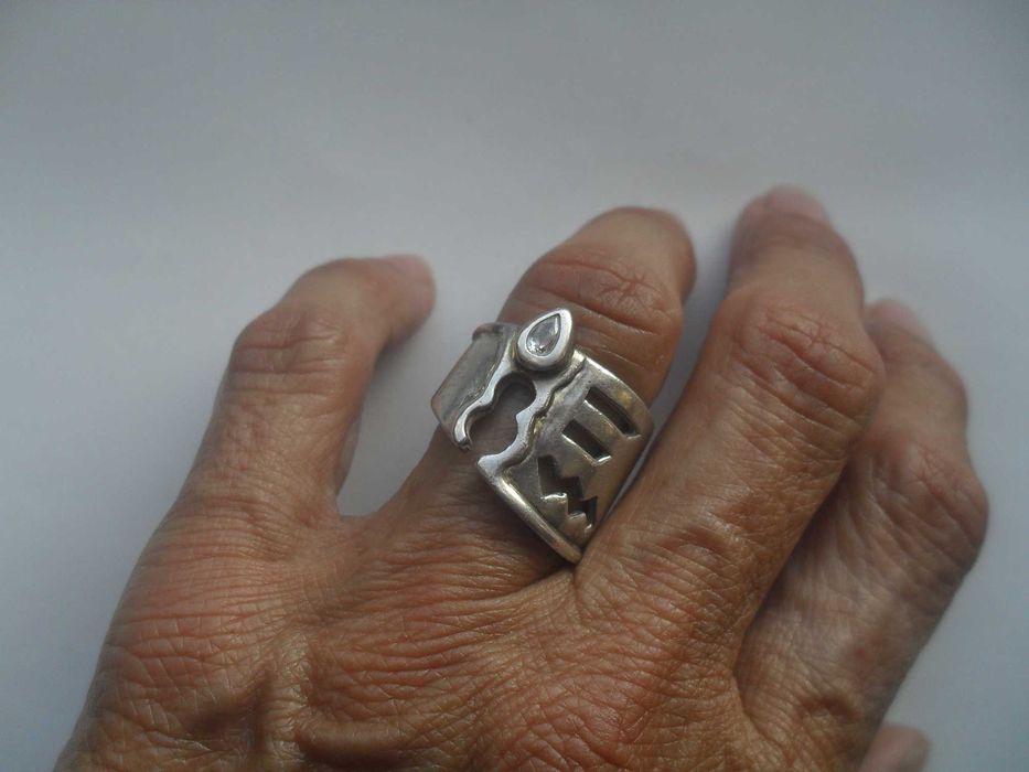 Srebrny duży pierścionek - abstrakcja z kryształem - cena ost