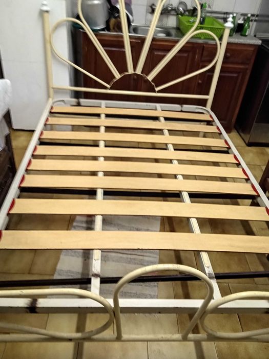 Cama de ferro com estrado