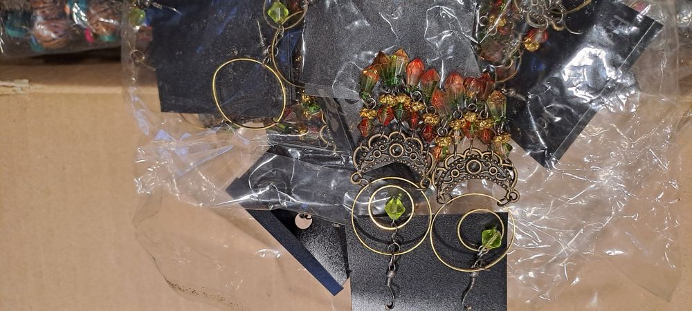 Várias pulseiras brincos e fios