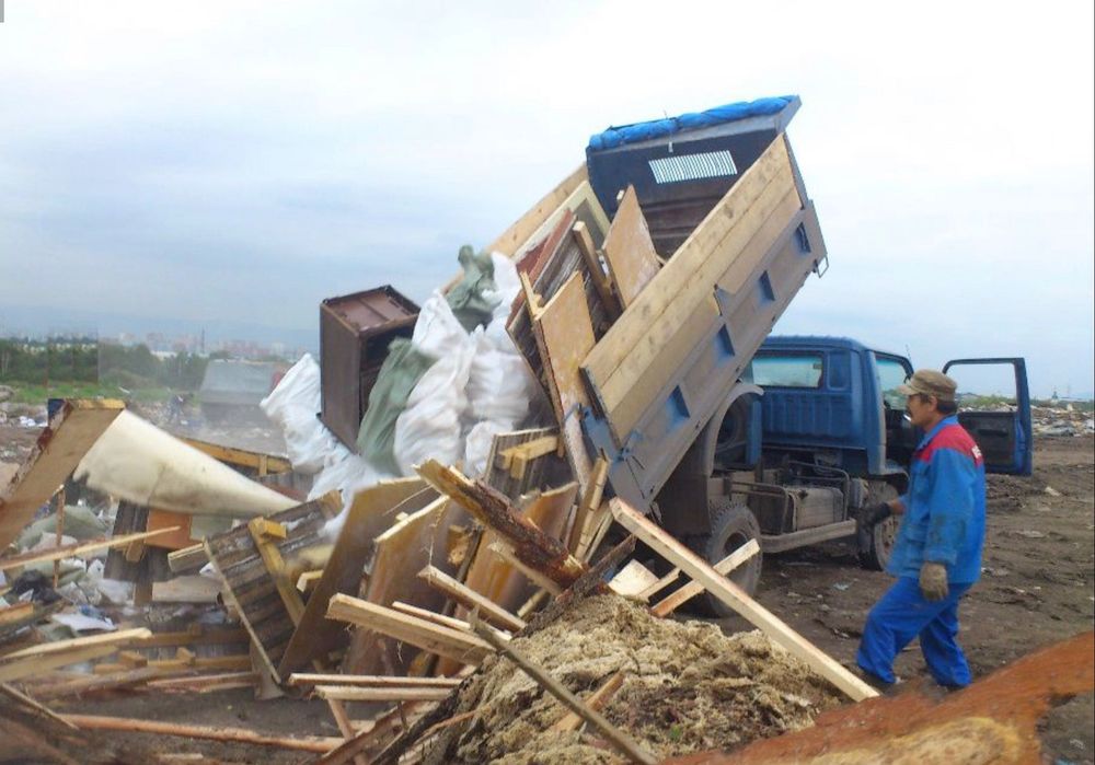 Вивіз сміття Вінниця та поруч Вивоз мусора в мешках хламу дерева вывоз