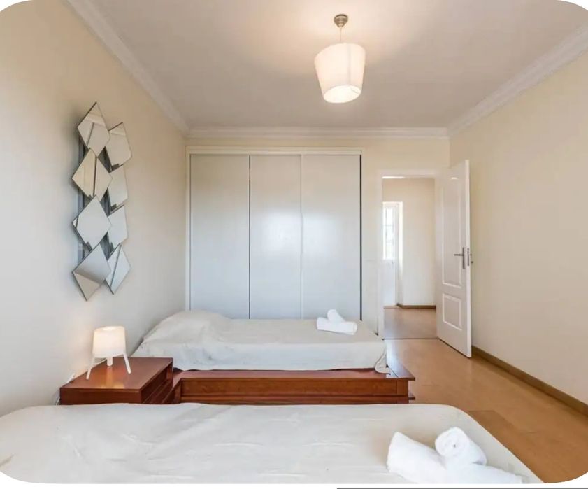 2 camas de solteiro com colchão e mesa de cabeceira