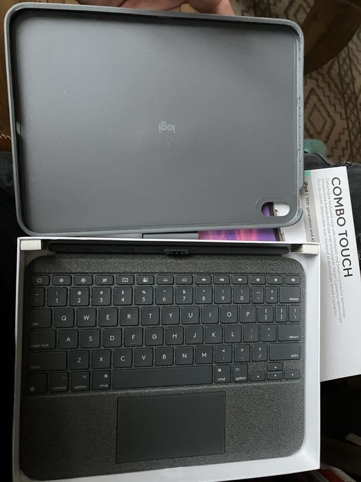 Etui z klawiatura Combo Touch dla ipad 10gen i A16