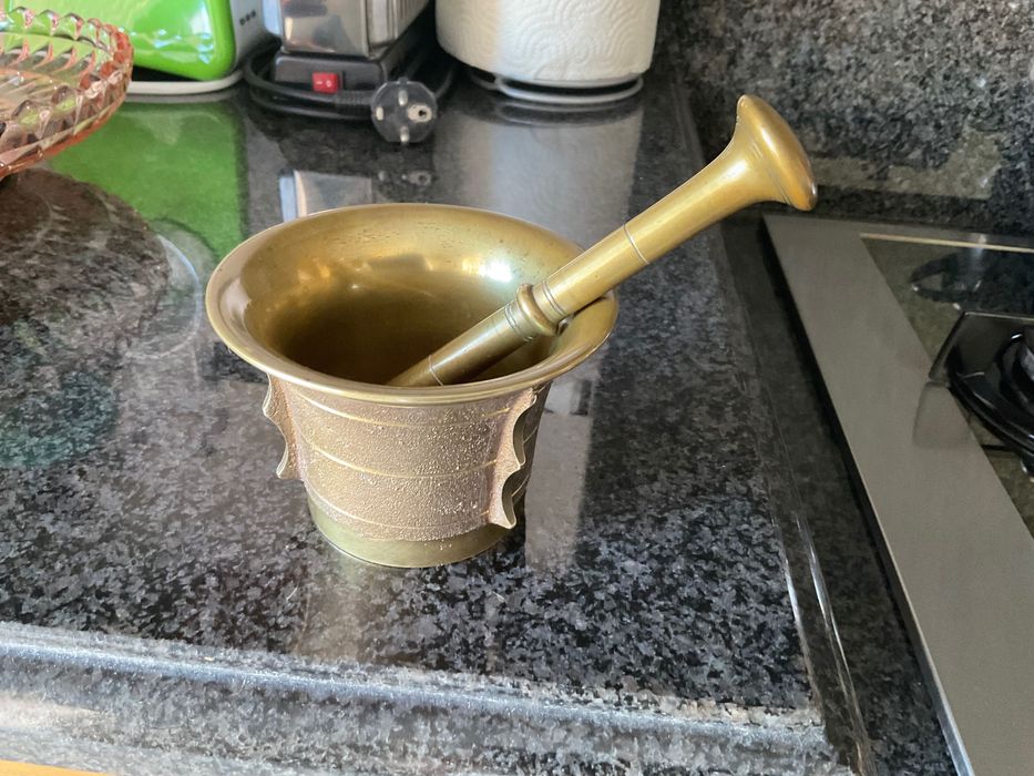 Tacho, ânfora, almofariz, mesa latão