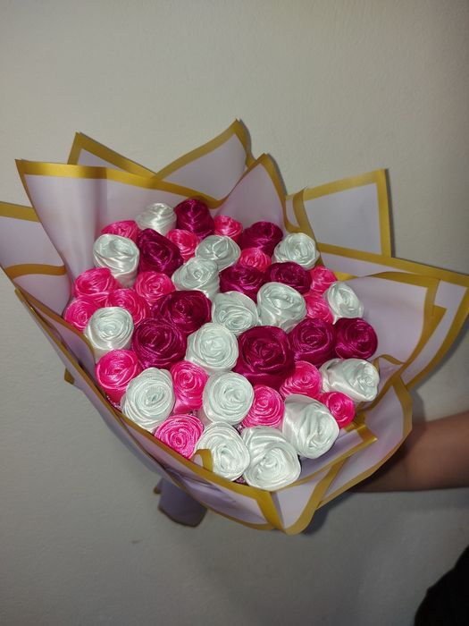 Bukiety, boxy kwiatowe wykonane ze wstążki.