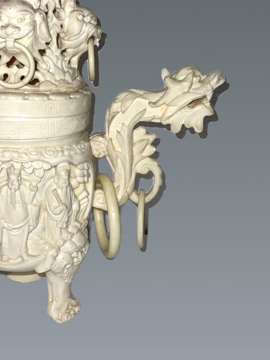 Escultura oriental em resina trabalhada