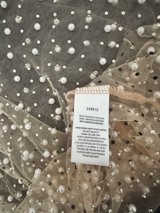 Шикарная укороченная кофточка в сетку с камнями и жемчугом.