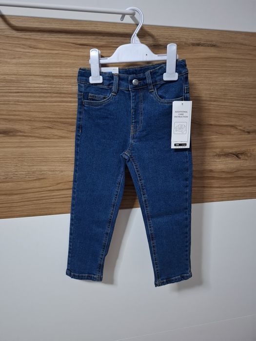 Nowe jeansy chłopięce 104