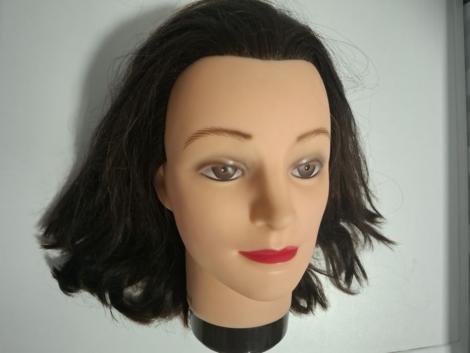 Cabeça de manequim com cabelo