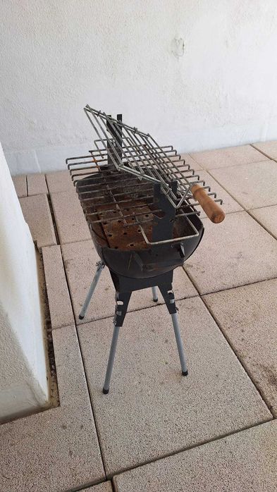 Grelhador a carvão vegetal com motor