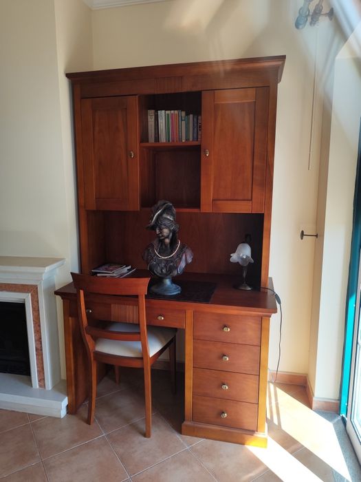 Secretaria com estante e cadeira