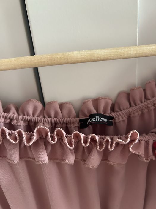 pudrowa rozowa sukienka