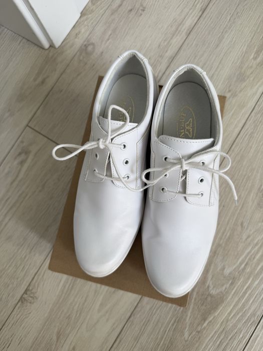 Buty białe komunijne dla chłopca