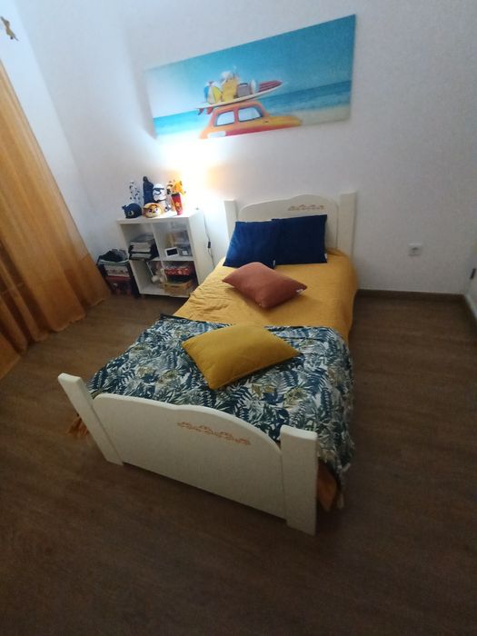 Cama individual (Inclui edredom, lençóis de cama e coberta)