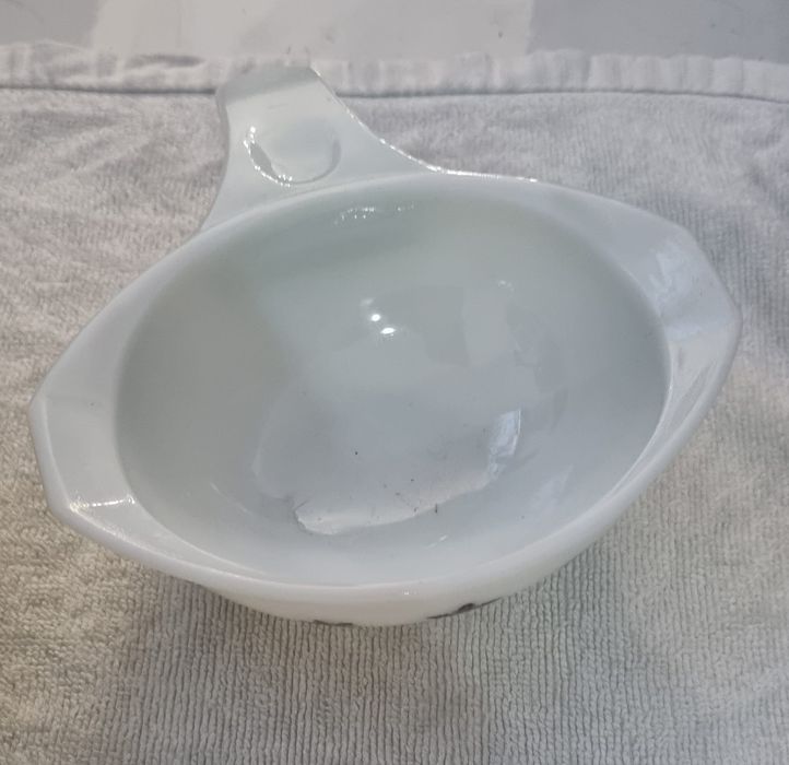 Serviço de Pratos 7 normais 2 Soupa 3 Travessas 6 Pires 4 Sobremesa