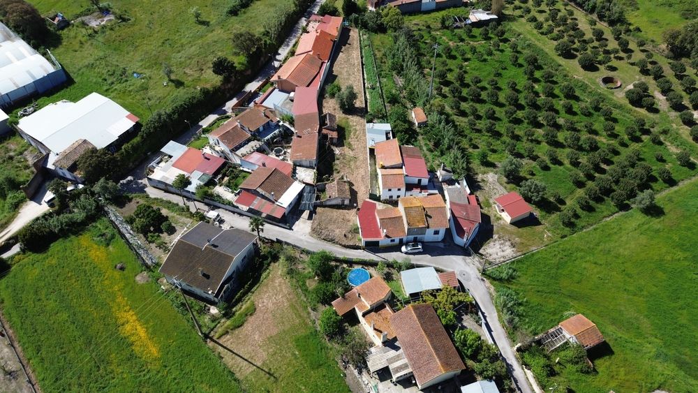 Moradia com terreno no centro da Carapinheira para reconstrução