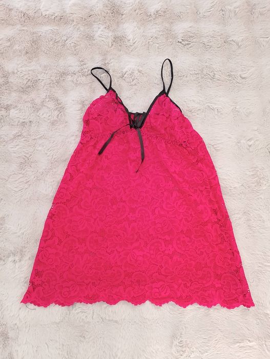 Koronkowa koszulka straps w kolorze malinowym, rozmiar 40
