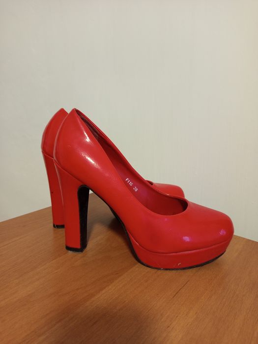 Продам туфлі на підборах