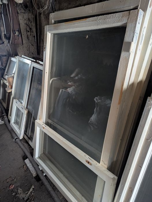 Продам Не дорого:Балконные двери с коробом,Балконные рамы,оконные рамы.Сосна высшего качества.Остекление.Состояние-Добре.