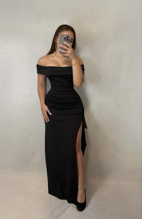 Piękna czarna dopasowana maxi długa sukienka na studniówkę sylwestra w