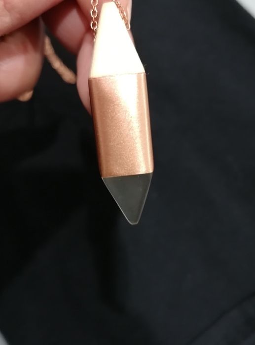 Fio Lanidor dourado com pendente geométrico