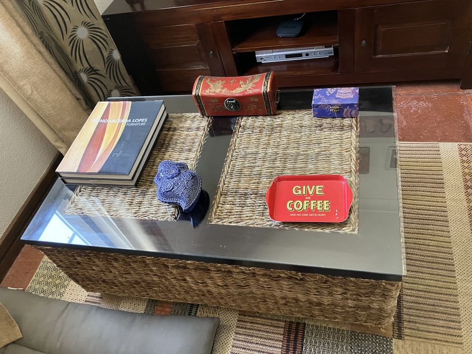 Mesa de centro com tanlo de vidro