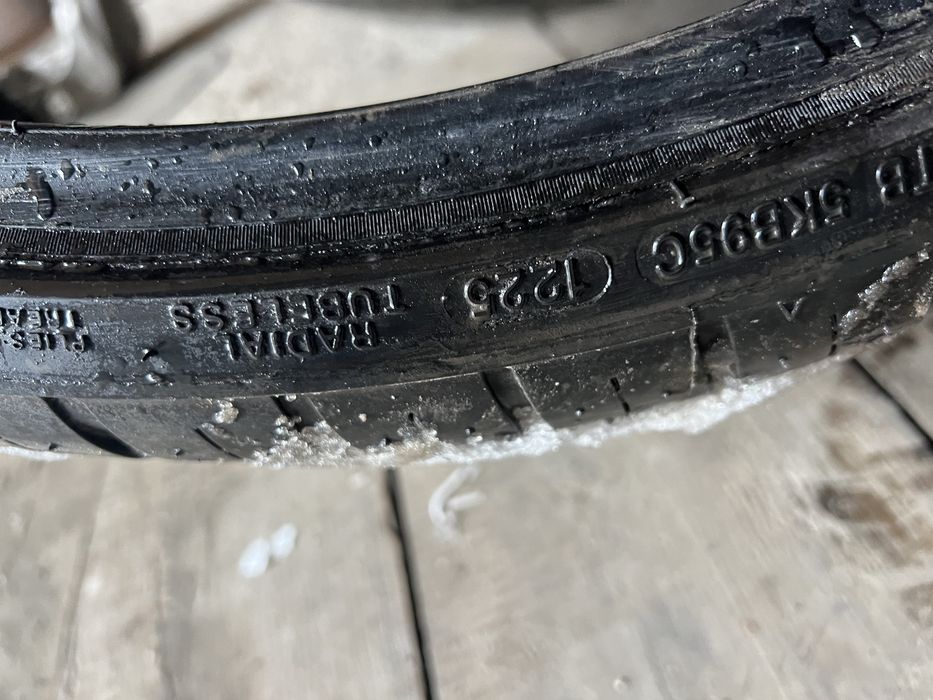 Літня Резина 235/30 R22, практично нова, Комплект!