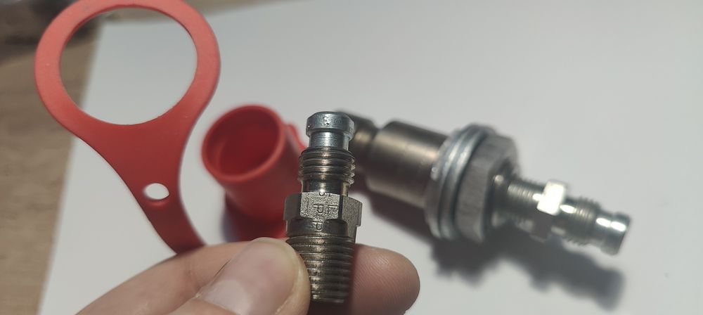 ВЗУ метан NGV1-P30 зі зворотним клапаном, під трубку D6 та D8