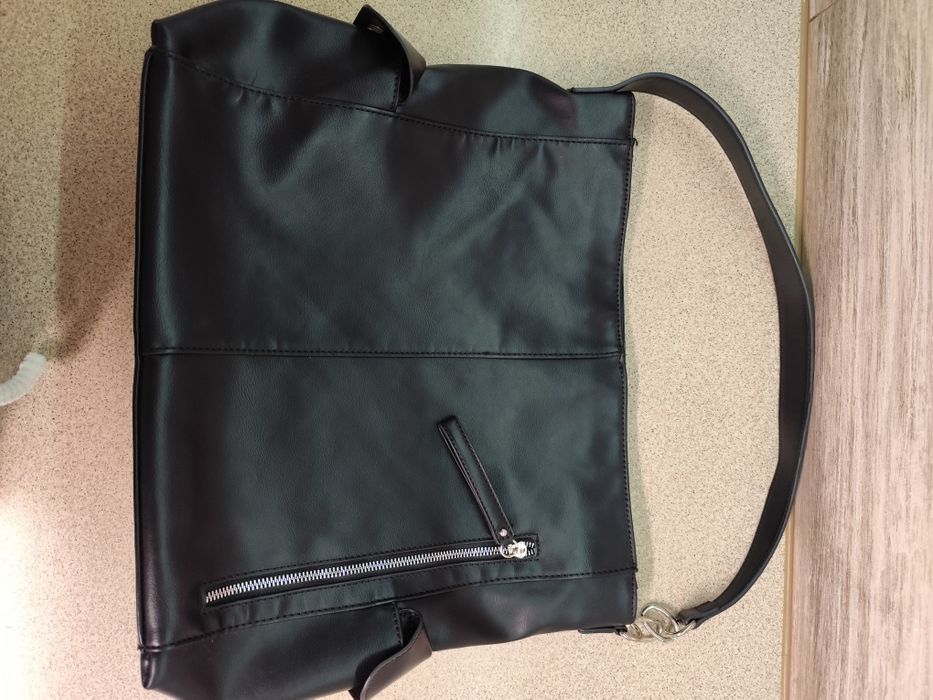 Torebka czarna skóropodobna