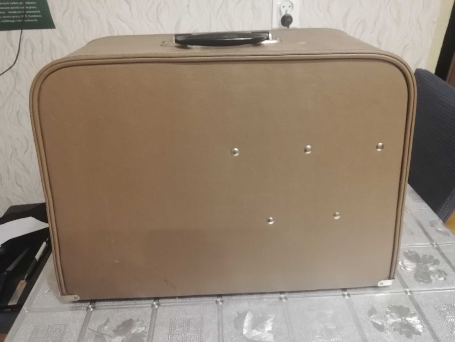 Sprzedam bardzo ładną walizkową maszynę do szycia Łucznik 451