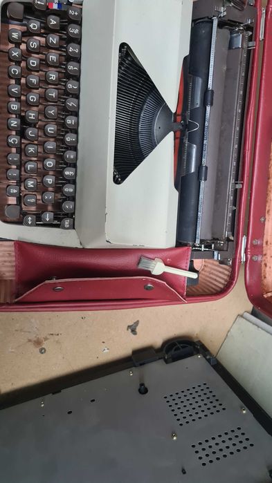 Maquina de escrever com mala