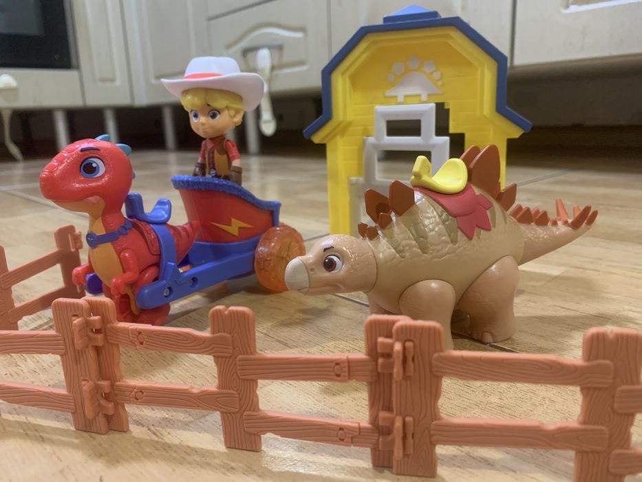 Набор игрушек «Dino Ranch Jon & Blitz's Chariot Vehicle»