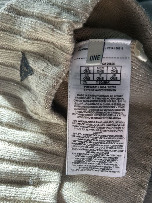 Szalik, Komin GUESS z delikatną srebrną nitką