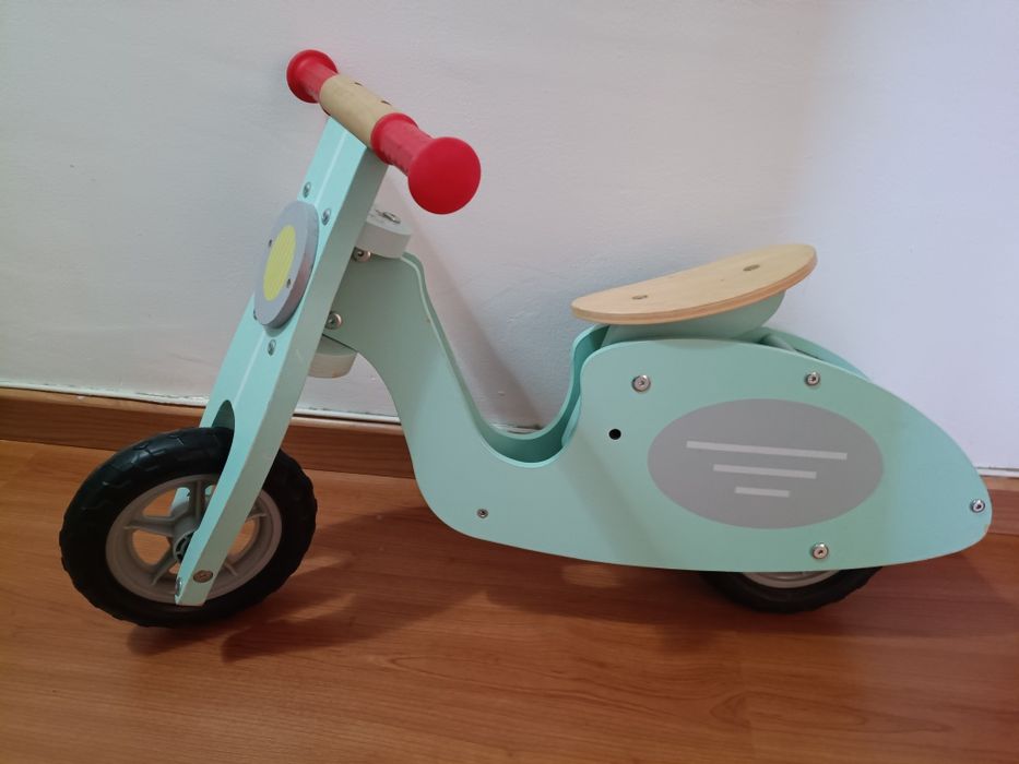 Bicicleta de equilíbrio (balance bike) em madeira, 2-5 anos, peso máximo 20kg, azul e vermelho