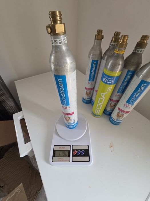 Butle do SodaStream pełne i puste.