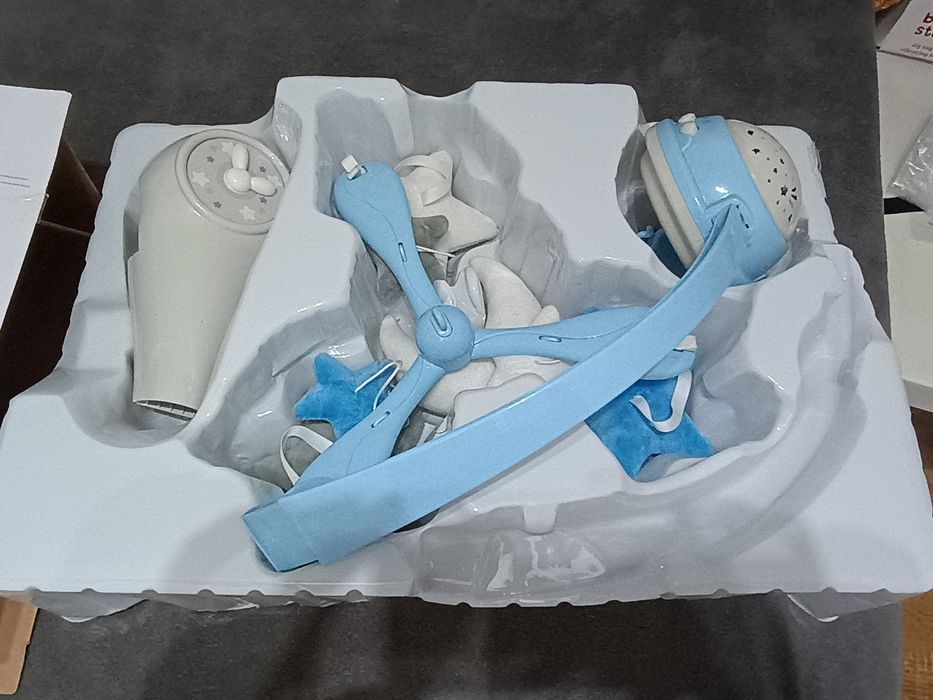 Karuzela z projektorem nad łóżeczko