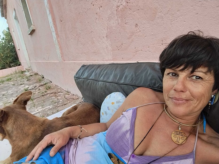 Acompanhamento a seniores ,executar refeições, ajudar nas tomas de medicação e ajuda na limpeza