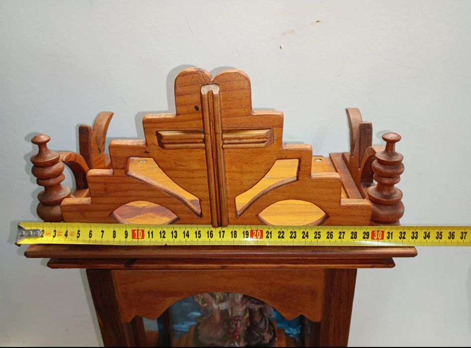 Oratório em madeira  feito artesanalmente   da sagrada família