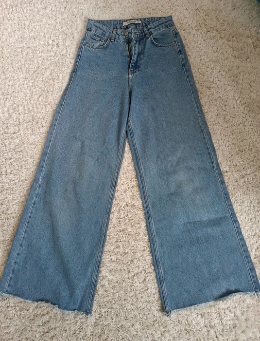 блакитні жіночі джинси
Фасон палаццо — широкі штани