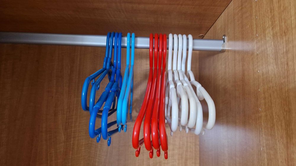 Conjunto 14 cabides cores diversas de plástico