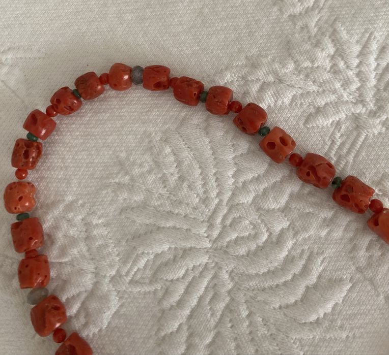 Colar de coral mediterraneo