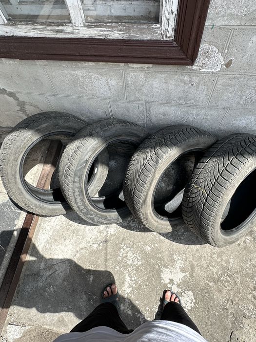 Продам зимние шины  б/у goodyear 215/55 R17
