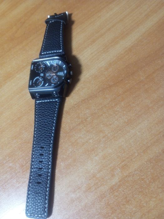 Чоловічий годинник.