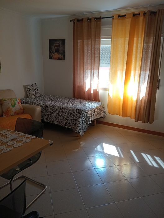 Quarto aluga se.