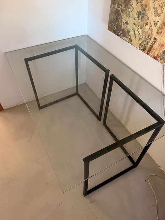 Mesa de vidro com dois pés