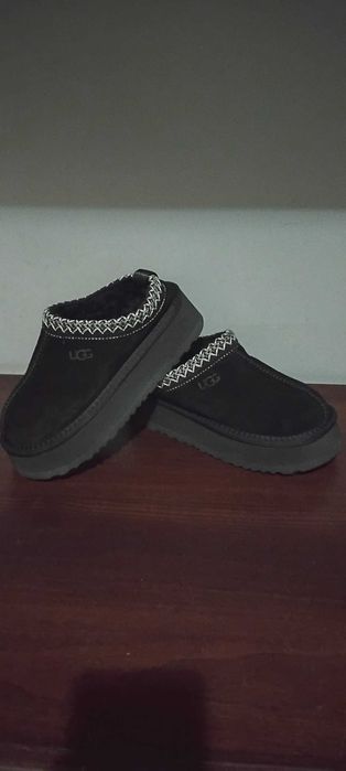 Kapcie UGG Tazz – Czarny Zamsz (Platforma)