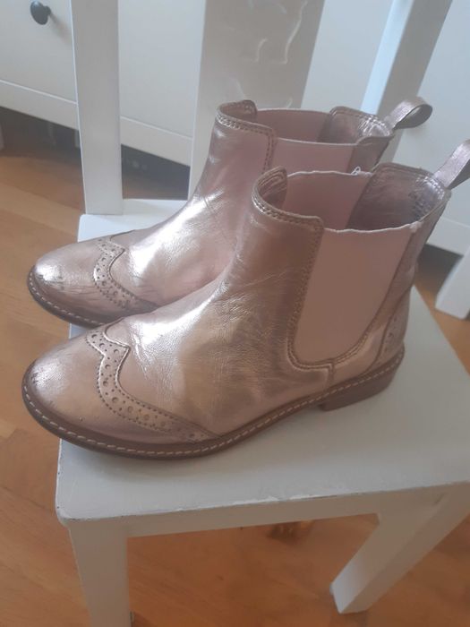 Botki dla dziewczynki w kolorze różowego złota.